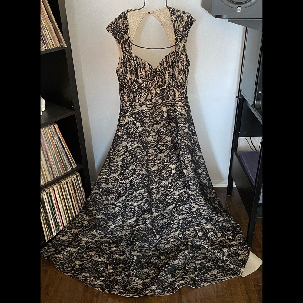 Black lacy gown w pockets, size L!
